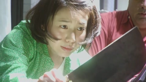 俏皮女学生 视频海报