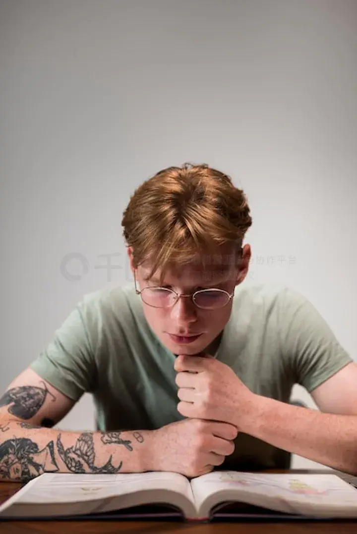 修剪草坪的小黄人 视频缩略图