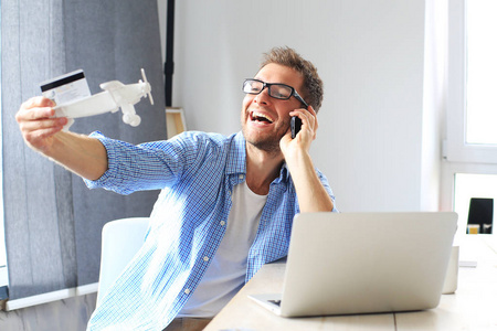 依然爱情服务生 视频缩略图